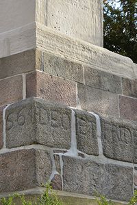 umlaufende und neuausgemalte Inschrift im Granit