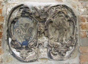 Wappen vor der Restaurierung Wappen vor der Restaurierung