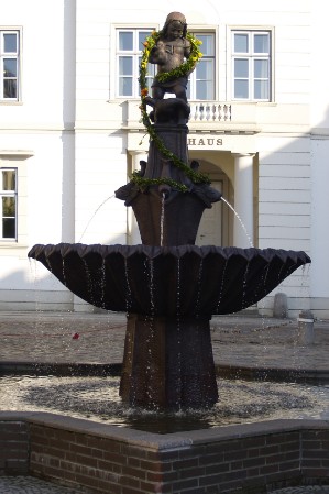 Brunnen nach der Restaurierung Brunnen nach der Restaurierung
