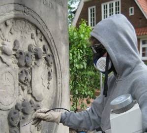 Krustenreduzierung mit Niederdruck-Feinstrahlgerät Krustenreduzierung mit Niederdruck-Feinstrahlgerät