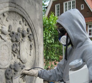 Krustenreduzierung mit Niederdruck-Feinstrahlgerät